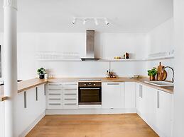 Sanders City - Pleasant 4-bdr Apt in the Capital