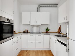 Sanders Constantin - Chic 2-bdr Apt With Balcony