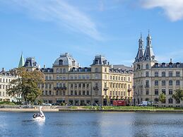 Sanders Constantin - Chic 2-bdr Apt With Balcony