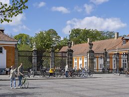 Sanders Constantin - Chic 2-bdr Apt With Balcony