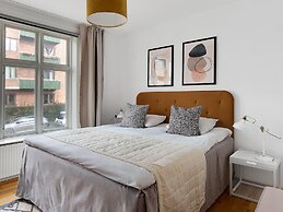 Sanders Constantin - Chic 2-bdr Apt With Balcony