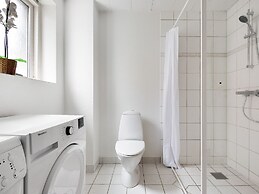 Sanders Constantin - Chic 2-bdr Apt With Balcony