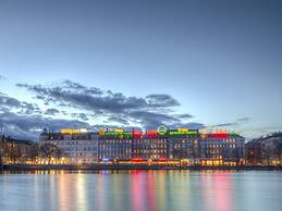 Sanders Constantin - Chic 2-bdr Apt With Balcony