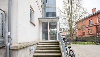 Sanders Constantin - Chic 2-bdr Apt With Balcony