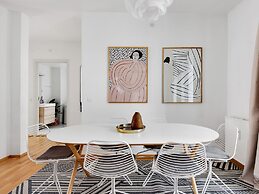 Sanders Constantin - Chic 2-bdr Apt With Balcony