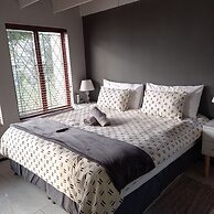 Crest Farm - Self-catering 2-bedroom, Wi-fi, Views, Swiming Pool