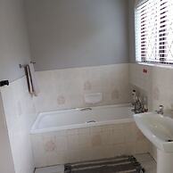 Crest Farm - Self-catering 2-bedroom, Wi-fi, Views, Swiming Pool