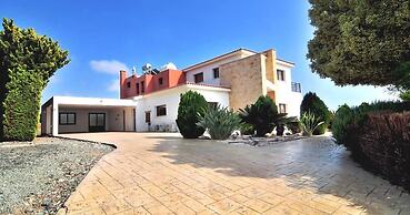 Impressive Large Villa Huge Heated Pool Garden