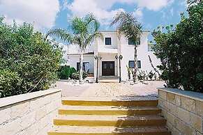 Impressive Large Villa Huge Heated Pool Garden