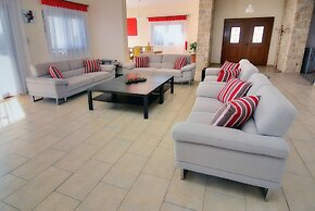 Impressive Large Villa Huge Heated Pool Garden