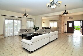 Impressive Large Villa Huge Heated Pool Garden