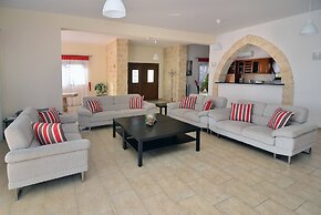 Impressive Large Villa Huge Heated Pool Garden