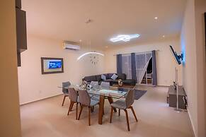 Luxury Apartment With Poll