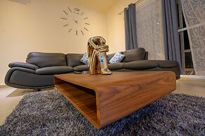 Luxury Apartment With Poll