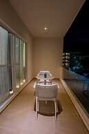 Luxury Apartment With Poll