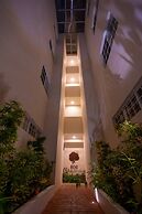 Luxury Apartment With Poll