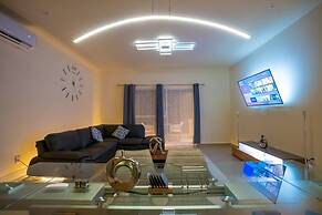 Luxury Apartment With Poll