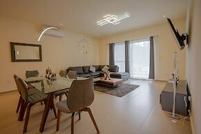 Luxury Apartment With Poll