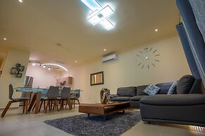 Luxury Apartment With Poll