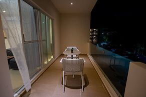 Luxury Apartment With Poll