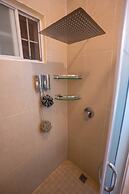 Luxury Apartment With Poll