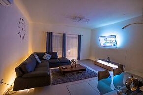 Luxury Apartment With Poll