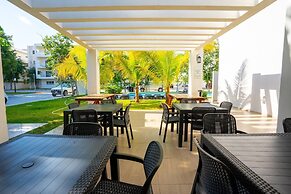 Luxury Apartment With Poll