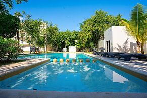 Luxury Apartment With Poll