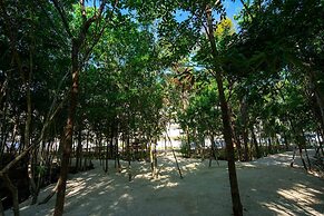 Luxury Apartment With Poll