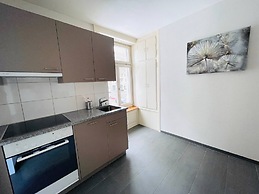 Beautiful, Bright, Large Apartment With Balcony Smarttv