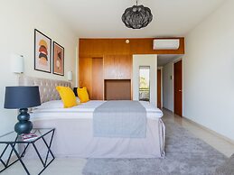 Studio Apartment With Balcony and Garden View