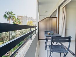 Studio Apartment With Balcony and Garden View