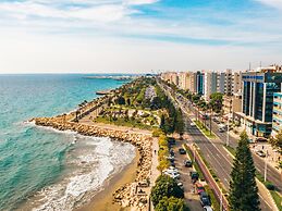 Studio Apartment With Balcony and Garden View