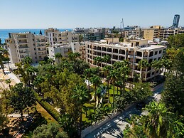 Studio Apartment With Balcony and Garden View