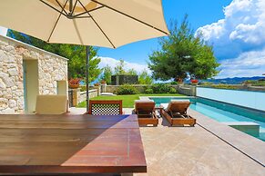 Sunny Villa in Chaniotis