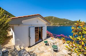 Nitsa s House - 2 bed House in Front of the sea