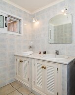 Nitsa s House - 2 bed House in Front of the sea