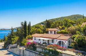 Nitsa s House - 2 bed House in Front of the sea