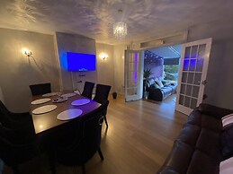 Impeccable 3- Bedroom House in Kirkcaldy