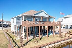 Surf & Seahorse 4 Bedroom Home by RedAwning