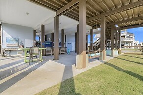 Surf & Seahorse 4 Bedroom Home by RedAwning