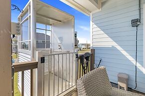 Surf & Seahorse 4 Bedroom Home by RedAwning