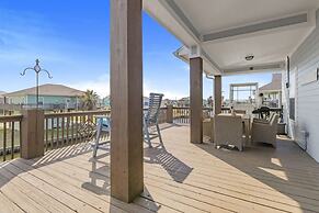 Surf & Seahorse 4 Bedroom Home by RedAwning