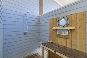 Surf & Seahorse 4 Bedroom Home by RedAwning