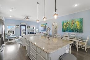 Surf & Seahorse 4 Bedroom Home by RedAwning