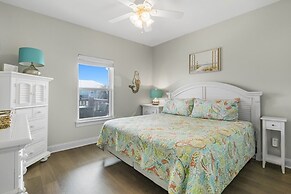 Surf & Seahorse 4 Bedroom Home by RedAwning