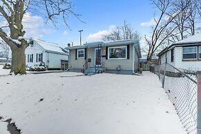 Lovely PET Friendly Three Bedroom in Desirable Urbandale Location! 3 H