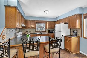 Lovely PET FRIENDLY three bedroom in desirable Urbandale Location! 3 H