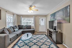 Lovely PET FRIENDLY three bedroom in desirable Urbandale Location! 3 H