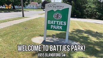 Lovely PET FRIENDLY three bedroom in desirable Urbandale Location! 3 H